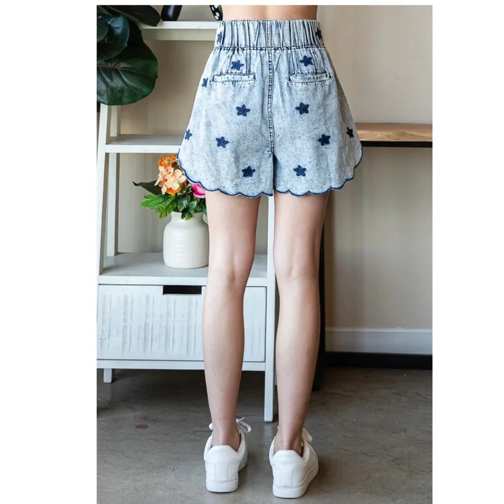 158. NWOT Oli & Hali Blue Floral Embroidered Denim Shorts - Picture 2 of 4